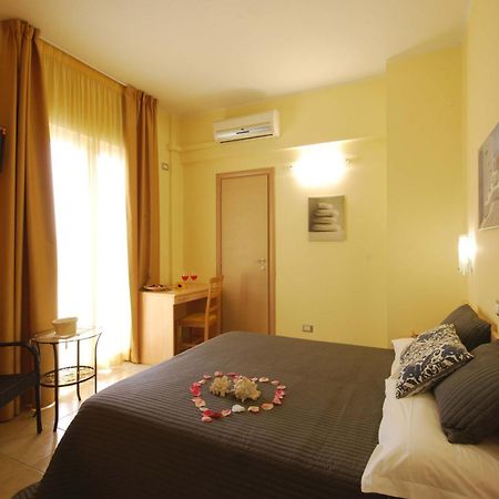 Hotel Caggiari Сенігаллія Екстер'єр фото